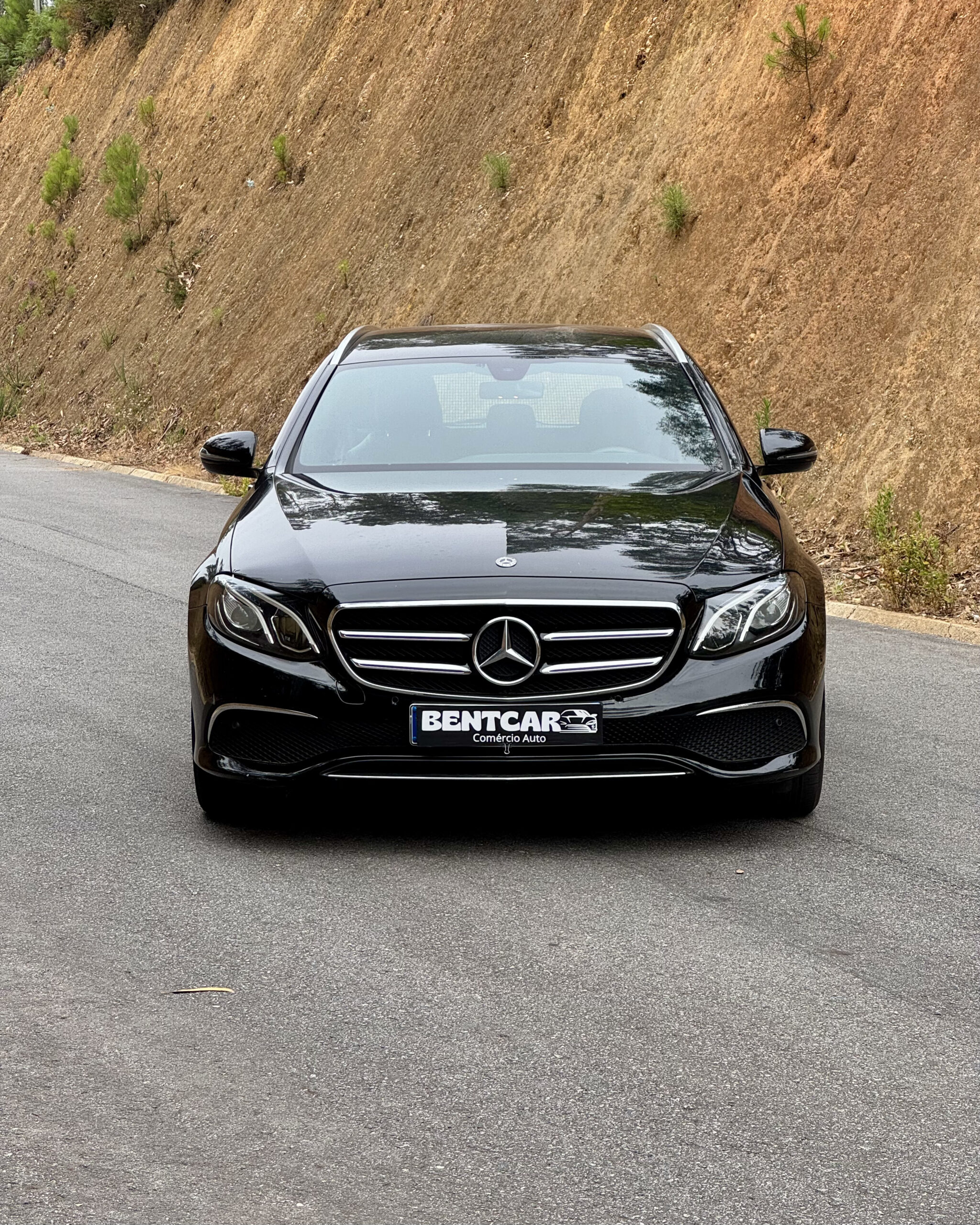 
								Mercedes-Benz E220d – Night Edition completo									