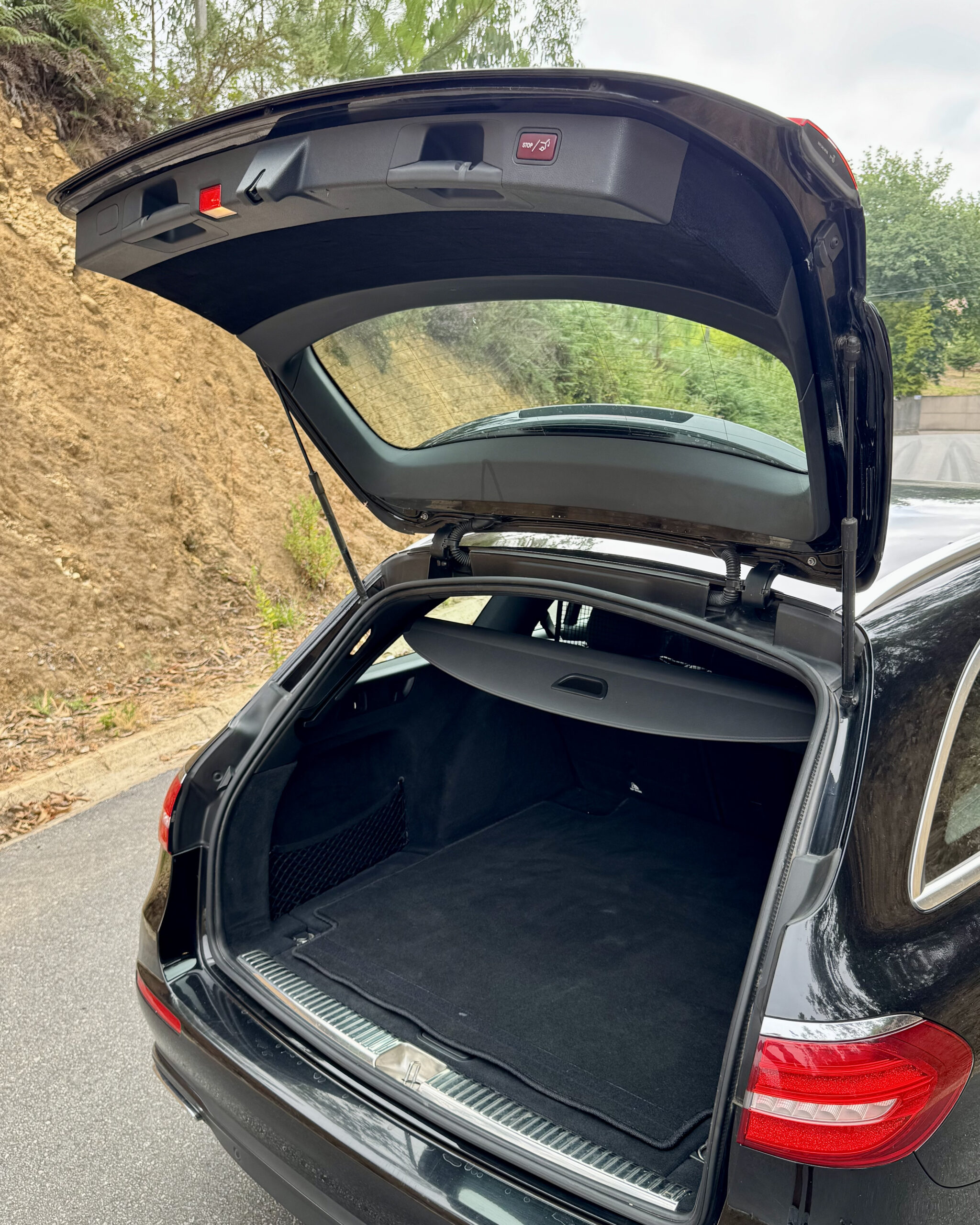 
								Mercedes-Benz E220d – Night Edition completo									