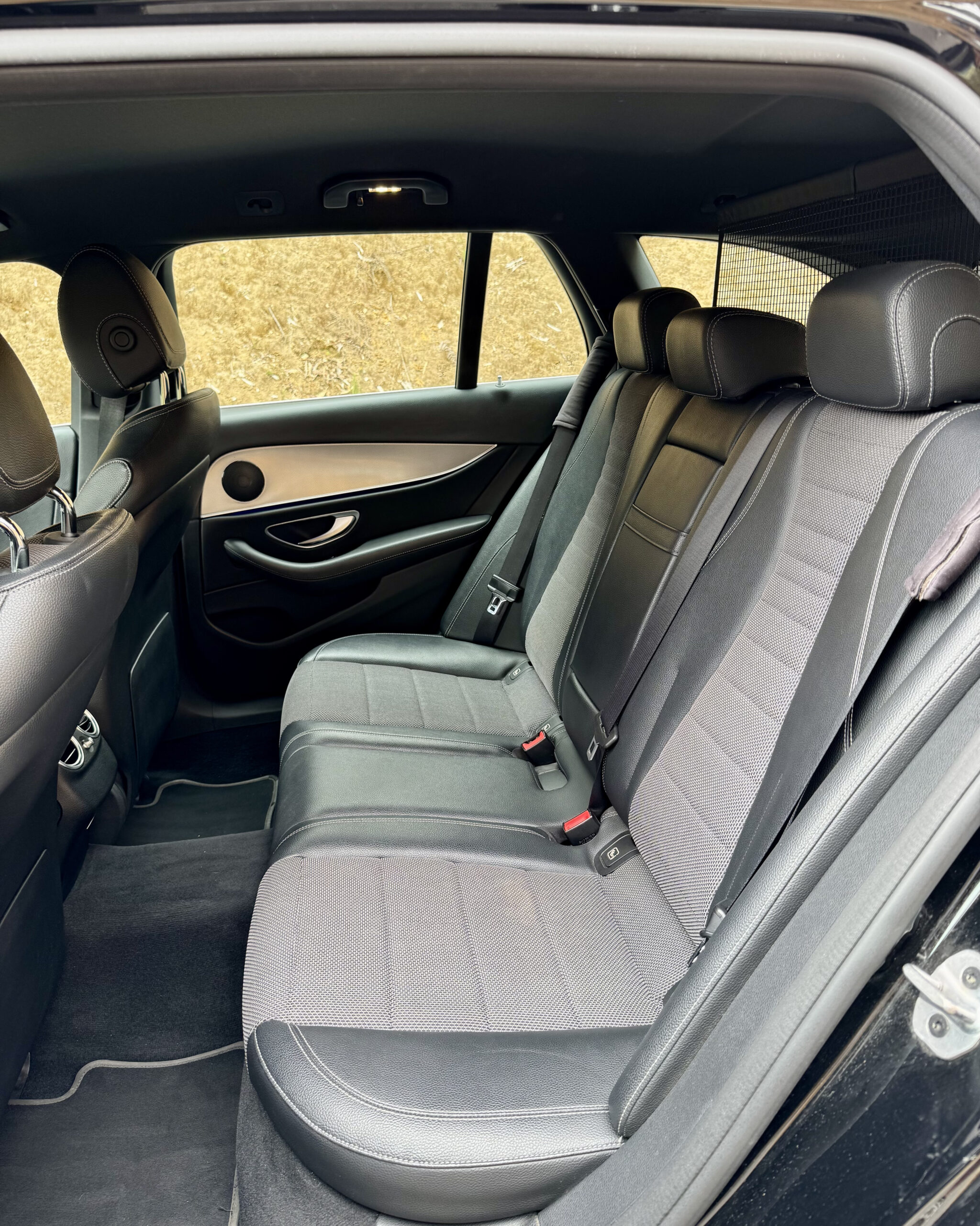 
								Mercedes-Benz E220d – Night Edition completo									